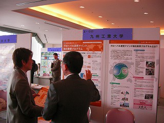 花本教授(左)による説明