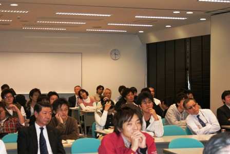 熱心に講演を聴く会場風景